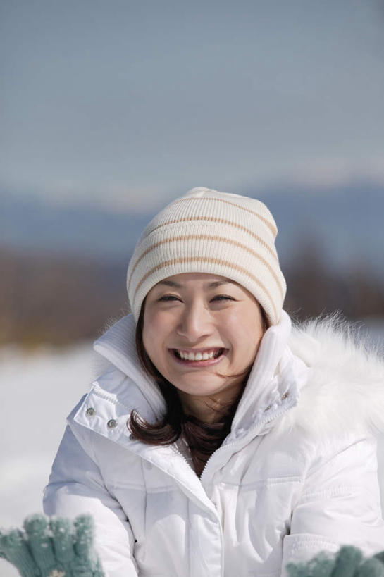 东方人,一个人,站,笑,微笑,露齿笑,竖图,室外,白天,正面,森林,树林,雪,植物,大雪,帽子,亚洲,仅一个年轻女性,仅一个女性,仅一个人,服装,朦胧,模糊,积雪,雪景,冬季,冬天,注视,休闲装,黄种人,树,树木,衣服,蓝色,绿色,蓝天,天空,自然,手套,天,观察,看,站着,休闲,休闲服,寒冷,服饰,生长,成长,观看,察看,冰冷,关注,滑雪帽,严寒,冰凉,酷寒,凛冽,凛凛,极冷,年轻女性,女人,女性,亚洲人,站立,半身,彩图