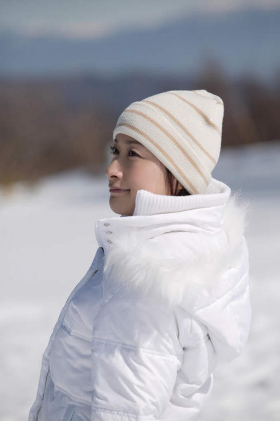 东方人,一个人,站,笑,微笑,露齿笑,竖图,室外,白天,侧面,森林,树林,雪,植物,大雪,帽子,亚洲,仅一个年轻女性,仅一个女性,仅一个人,服装,朦胧,模糊,积雪,雪景,冬季,冬天,注视,休闲装,黄种人,树,树木,衣服,蓝色,绿色,蓝天,天空,自然,天,观察,看,站着,休闲,休闲服,寒冷,服饰,生长,成长,观看,察看,冰冷,关注,滑雪帽,严寒,冰凉,酷寒,凛冽,凛凛,极冷,年轻女性,女人,女性,亚洲人,站立,半身,彩图