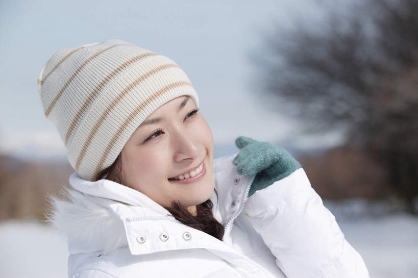 东方人,一个人,站,笑,微笑,露齿笑,横图,室外,特写,白天,正面,森林,树林,雪,植物,大雪,帽子,亚洲,仅一个年轻女性,仅一个女性,仅一个人,服装,朦胧,模糊,积雪,雪景,冬季,冬天,注视,休闲装,黄种人,树,树木,衣服,蓝色,绿色,蓝天,天空,自然,手套,天,观察,看,站着,休闲,休闲服,寒冷,服饰,生长,成长,观看,察看,冰冷,关注,滑雪帽,严寒,冰凉,酷寒,凛冽,凛凛,极冷,年轻女性,女人,女性,亚洲人,站立,半身,彩图