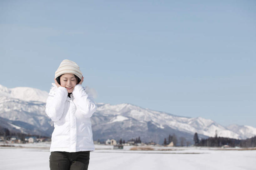 东方人,一个人,家,站,闭眼,笑,微笑,露齿笑,横图,室外,白天,正面,森林,山,树林,雪,雪山,植物,大雪,帽子,亚洲,仅一个年轻女性,仅一个女性,仅一个人,服装,房屋,屋子,冰,积雪,山峰,雪景,冬季,冬天,山峦,注视,休闲装,黄种人,楼房,住宅,树,树木,衣服,蓝色,绿色,蓝天,天空,自然,天,观察,看,站着,休闲,休闲服,寒冷,服饰,生长,成长,观看,察看,冰冷,关注,滑雪帽,严寒,冰凉,酷寒,凛冽,凛凛,极冷,年轻女性,女人,女性,亚洲人,闭眼睛,闭着眼,闭着眼睛,站立,半身,彩图,房子,捂着