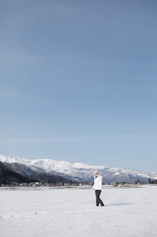 东方人,一个人,家,站,笑,微笑,露齿笑,竖图,室外,白天,侧面,森林,山,树林,雪,雪山,植物,大雪,帽子,亚洲,仅一个年轻女性,仅一个女性,仅一个人,服装,房屋,屋子,冰,积雪,山峰,雪景,冬季,冬天,山峦,休闲装,黄种人,楼房,住宅,树,树木,衣服,蓝色,绿色,蓝天,天空,自然,天,站着,休闲,休闲服,寒冷,服饰,生长,成长,冰冷,滑雪帽,严寒,冰凉,酷寒,凛冽,凛凛,极冷,年轻女性,女人,女性,亚洲人,站立,彩图,全身,房子,捂着