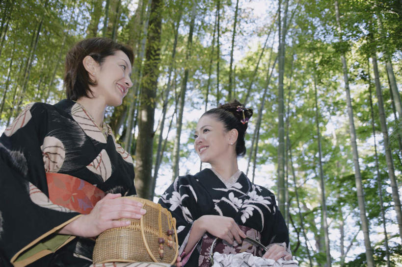 东方人,一个人,坐,笑,微笑,露齿笑,横图,室外,白天,仰视,民族服装,森林,树林,植物,亚洲,仅一个年轻女性,仅一个女性,仅一个人,和服,服装,包,拿,拿着,注视,黄种人,拎包,树,树木,衣服,绿色,自然,观察,看,服饰,生长,成长,观看,察看,衣着,穿着,关注,吴服,唐草,唐花,唐锦,衣饰,年轻女性,女人,女性,亚洲人,坐着,半身,彩图,低角度拍摄,传统服装,民俗服