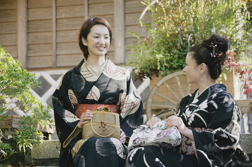 东方人,两个人,伙伴,朋友,坐,笑,微笑,露齿笑,横图,室外,白天,正面,民族服装,友谊,植物,楼梯,亚洲,和服,服装,包,阶梯,拿,拿着,注视,黄种人,拎包,台阶,树,树木,衣服,绿色,自然,观察,看,服饰,生长,成长,观看,察看,衣着,穿着,关注,吴服,唐草,唐花,唐锦,衣饰,友情,年轻女性,女人,女性,亚洲人,坐着,半身,彩图,传统服装,民俗服