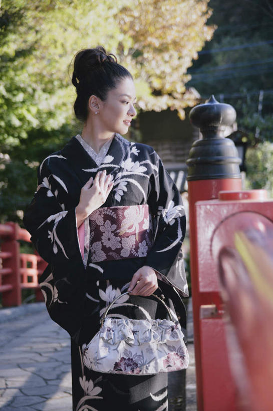 东方人,一个人,栏杆,站,竖图,室外,白天,正面,民族服装,植物,亚洲,仅一个年轻女性,仅一个女性,仅一个人,和服,服装,包,围栏,拿,拿着,注视,黄种人,拎包,护栏,树,树木,衣服,绿色,自然,观察,看,站着,服饰,生长,成长,观看,察看,衣着,穿着,关注,吴服,唐草,唐花,唐锦,衣饰,年轻女性,女人,女性,亚洲人,站立,半身,彩图,传统服装,民俗服
