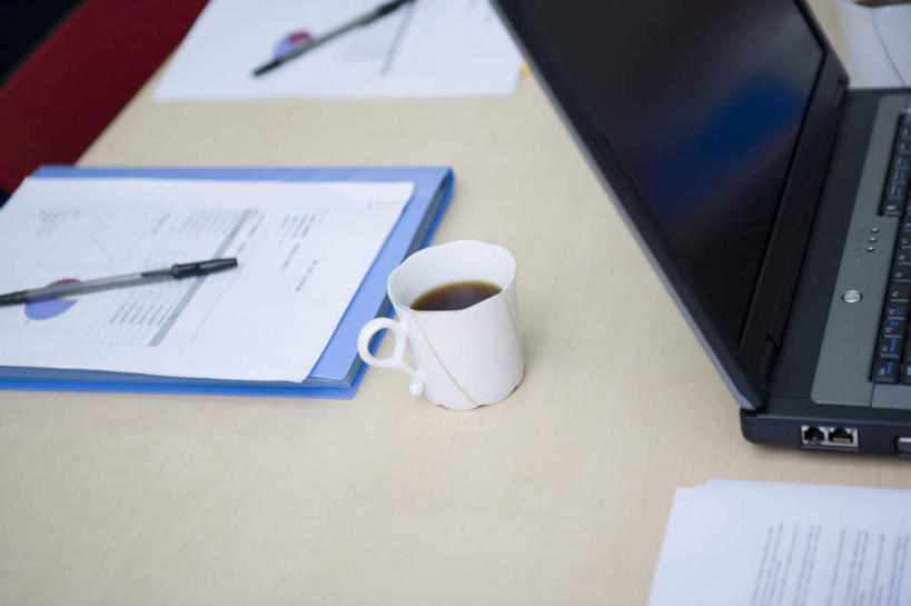 无人,办公室,横图,俯视,室内,白天,电脑,笔记本电脑,家具,桌子,静物,杯子,网络,笔,材料,瓷器,档案,文件,办公桌,办公用品,咖啡杯,陶瓷制品,通讯设备,水笔,文具,学习用品,资料,文具用品,无线,文档,瓷杯,通信设备,无线网络,无线上网,便携式电脑,办公家具,手提电脑,彩图,高角度拍摄