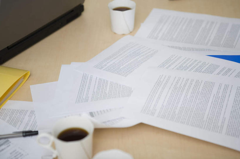 无人,办公室,横图,俯视,室内,白天,电脑,笔记本电脑,家具,桌子,静物,杯子,网络,笔,材料,瓷器,档案,文件,办公桌,办公用品,咖啡杯,陶瓷制品,通讯设备,水笔,文具,学习用品,资料,文具用品,无线,文档,瓷杯,通信设备,无线网络,无线上网,便携式电脑,办公家具,手提电脑,彩图,高角度拍摄