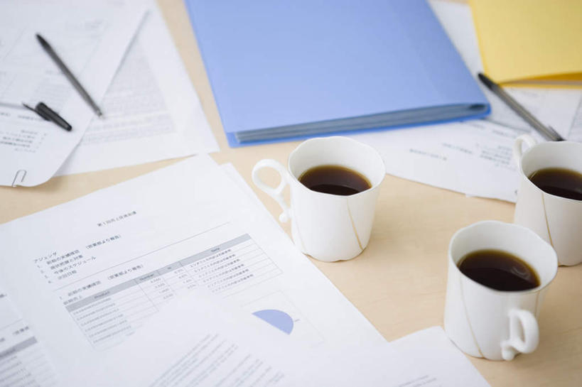 无人,办公室,横图,俯视,室内,白天,电脑,笔记本电脑,家具,桌子,静物,杯子,网络,笔,材料,瓷器,档案,文件,办公桌,办公用品,咖啡杯,陶瓷制品,通讯设备,水笔,文具,学习用品,资料,文具用品,无线,文档,瓷杯,通信设备,无线网络,无线上网,便携式电脑,办公家具,手提电脑,彩图,高角度拍摄