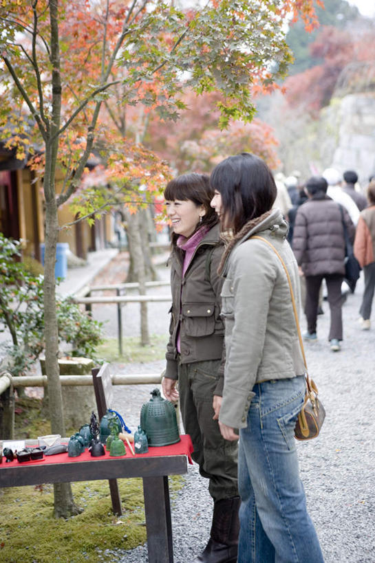 东方人,两个人,伙伴,朋友,寺庙,站,笑,微笑,露齿笑,竖图,室外,白天,侧面,旅游,度假,友谊,名胜古迹,植物,桌子,标志建筑,道路,地标,建筑,路,公路,京都,日本,亚洲,服装,节日,遗迹,壶,交通,燃烧,注视,休闲装,黄种人,古迹,文化,文物,娱乐,建设,古建筑,水壶,树,树木,衣服,绿色,自然,茶壶,香火,庙宇,观察,看,祈祷,站着,享受,休闲,健康,休闲服,旅游胜地,放松,许愿,宗教,服饰,信仰,京都府,生长,成长,观看,纪念,祈求,察看,关注,古文明,东亚,本州,本州岛,日本国,近畿地方,近畿,三千院,左京区,平安,友情,年轻女性,女人,女性,亚洲人,马路,站立,半身,彩图,庙,寺