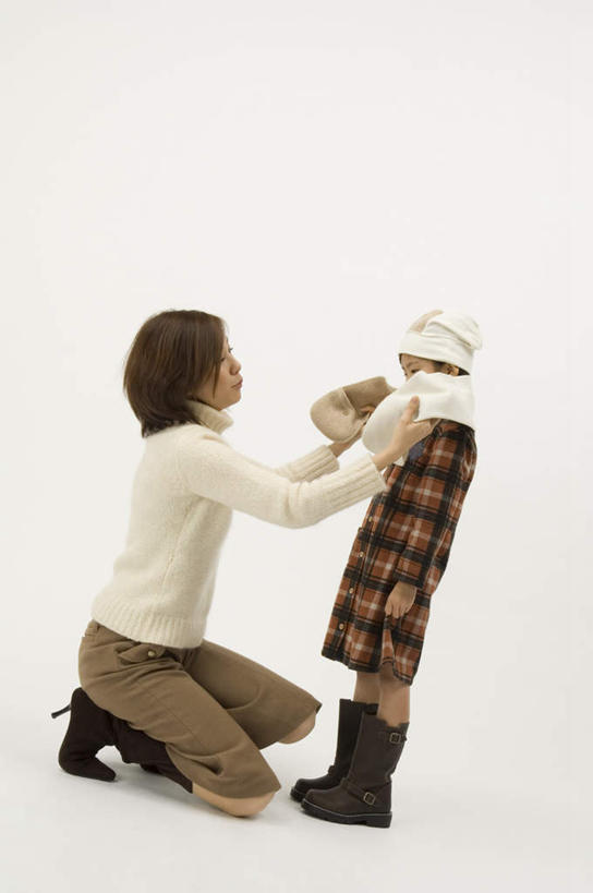 东方人,儿童,两个人,家庭,母亲,女儿,站,蹲,竖图,室内,白天,白色背景,侧面,纯洁,亚洲,服装,装饰,拿,拿着,注视,休闲装,黄种人,小孩,衣服,围巾,观察,看,站着,休闲,温暖,温馨,母女,一家人,休闲服,可爱,母爱,童年,童趣,摄影,服饰,影棚,围脖,观看,保暖,华丽,点缀,和睦,察看,御寒,关注,童真,烂漫,无邪,衬托,美观,雅致,雅观,天真,年轻女性,女孩,女人,女性,亚洲人,孩子,年轻人,蹲着,站立,彩图,全身,影棚拍摄,拍摄,融洽,女生