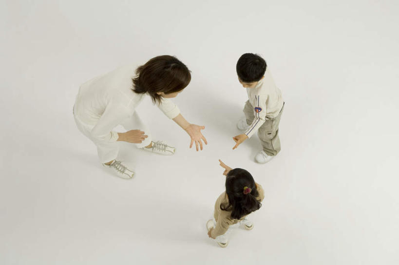 东方人,儿童,三个人,家庭,母亲,女儿,站,横图,俯视,室内,白天,白色背景,游戏,纯洁,亚洲,服装,玩,注视,休闲装,黄种人,娱乐,小孩,衣服,观察,看,站着,休闲,温暖,温馨,母女,一家人,休闲服,可爱,母爱,童年,童趣,摄影,服饰,影棚,观看,猜拳,和睦,察看,关注,划拳,童真,烂漫,无邪,亲子活动,天真,年轻女性,女孩,女人,女性,亚洲人,孩子,年轻人,玩耍,嬉戏,站立,彩图,高角度拍摄,全身,影棚拍摄,拍摄,融洽,女生