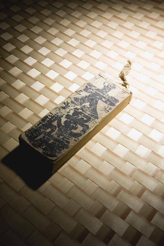 无人,竖图,俯视,室内,白天,书籍,一本,阴影,光线,影子,摄影,影棚,书,图书,彩图,高角度拍摄,影棚拍摄,拍摄