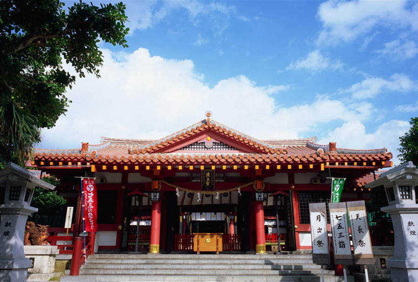 无人,宫殿,横图,室外,白天,正面,旅游,度假,树林,植物,楼梯,标志建筑,地标,建筑,日本,亚洲,阴影,节日,光线,影子,阶梯,云,云朵,神社,云彩,文化,娱乐,建设,冲绳,那霸,台阶,树,树木,蓝色,绿色,白云,蓝天,天空,阳光,自然,天,祈祷,享受,休闲,健康,旅游胜地,放松,许愿,宗教,信仰,生长,晴朗,成长,纪念,神道,祈求,祭祀,冲绳县,东亚,琉球群岛,日本国,九州地方,神道教,县厅,那霸市,社屋,平安,晴空,彩图