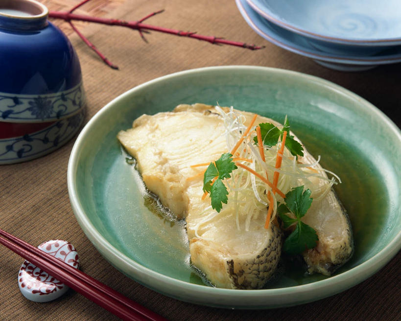 无人,横图,俯视,室内,特写,白天,烹饪,筷子,桌面,桌子,餐具,阴影,光线,木制,鱼,碟子,盘,影子,肉,鱼肉,日本料理,食品,筷架,筷枕,文化,传统,菜肴,美食,肉类,鱼类,海洋生物,食物,盘子,木制品,碟,碗,日式料理,日式,佳肴,礼节,筷子架,鲹鱼,水生动物,礼仪,水生物,肉食,海底动物,鲹,进餐用具,彩图,高角度拍摄