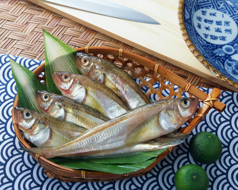 海鲜,无人,交叉,横图,俯视,室内,特写,白天,桌面,桌子,竹子,柠檬,水果,阴影,竹制,编织,光线,木制,鱼,篮子,影子,水产,鱼类,海洋生物,木制品,容器,竹篮,竹条,交织,竹制品,水生动物,海产品,水生物,海底动物,穿插,沙鱼,益母果,柠果,彩图,高角度拍摄