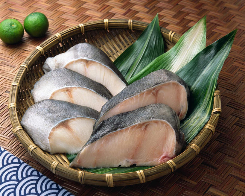 海鲜,无人,交叉,横图,俯视,室内,特写,白天,桌面,桌子,竹子,柠檬,水果,阴影,竹制,新鲜,编织,光线,木制,鱼,篮子,影子,肉,生食,鱼肉,食品,果实,水产,肉类,鱼类,海洋生物,食物,木制品,容器,竹篮,有机食品,绿色食品,竹条,交织,竹制品,水生动物,海产品,水生物,肉食,海底动物,鳕鱼,切面,鳘鱼,穿插,南极美露鳕,益母果,柠果,彩图,高角度拍摄