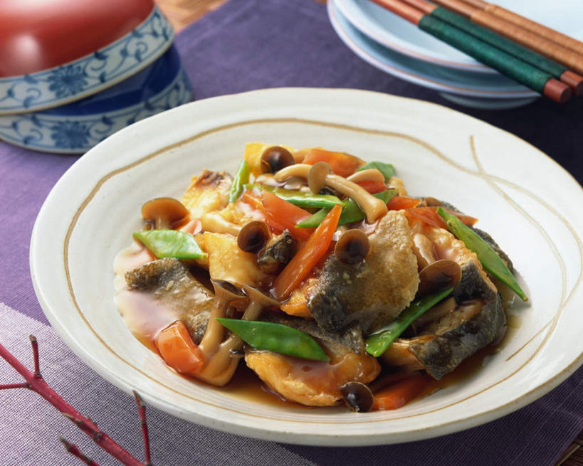 海鲜,无人,横图,俯视,室内,特写,白天,烹饪,桌面,桌子,蔬菜,餐具,阴影,光线,木制,鱼,碟子,盘,影子,肉,鱼肉,日本料理,食品,水产,菜肴,美食,肉类,鱼类,海洋生物,食物,盘子,木制品,碟,日式料理,日式,佳肴,水生动物,海产品,水生物,肉食,海底动物,鳕鱼,开胃酱,鳘鱼,南极美露鳕,彩图,高角度拍摄