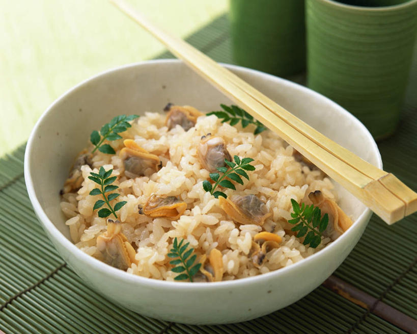 米饭,无人,横图,俯视,室内,特写,白天,烹饪,筷子,桌面,桌子,贝壳,餐具,阴影,竹制,光线,木制,影子,日本料理,食品,饭,文化,传统,菜肴,美食,食物,木制品,碗,日式料理,日式,佳肴,礼节,竹制品,蚌,礼仪,巨蚌,巨蛤,寿司帘,寿司席,寿司竹,寿司竹卷,寿司竹席,贝类外壳,软体动物外壳,进餐用具,烹调用具,彩图,高角度拍摄