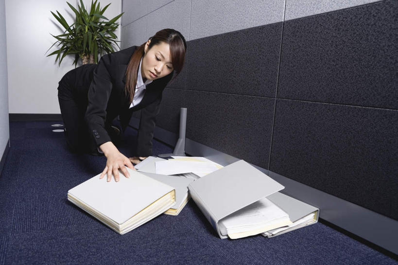 东方人,一个人,商务人士,商务女性,跪,横图,室内,白天,正面,植物,柜子,亚洲,仅一个年轻女性,仅一个女性,仅一个人,阴影,套装,光线,盆栽,影子,盆景,文件夹,注视,黄种人,绿色,自然,观察,看,生长,成长,观看,档案夹,察看,关注,商务装,资料夹,工薪阶层,文档夹,材料夹,年轻女性,女人,女性,亚洲人,白领,上班族,彩图,全身