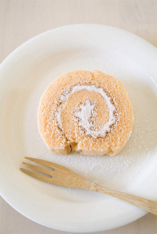 点心,无人,竖图,俯视,室内,特写,白天,下午茶,桌面,桌子,餐具,阴影,光线,木制,叉子,碟子,盘,影子,食品,食物,糕点,盘子,木制品,碟,摄影,影棚,蛋糕卷,餐叉,海绵蛋糕,瑞士卷,戚风蛋糕,进餐用具,彩图,高角度拍摄,影棚拍摄,拍摄,蛋糕