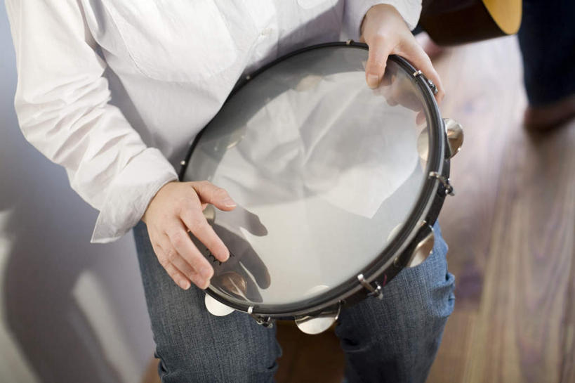 东方人,一个人,站,横图,俯视,室内,白天,亚洲,仅一个男性,仅一个人,阴影,服装,光线,影子,吉他,乐器,铃鼓,弦乐器,音乐,拿,拿着,注视,休闲装,黄种人,仅一个年轻男性,衣服,观察,看,站着,休闲,休闲服,服饰,观看,打击乐器,手鼓,察看,关注,弹拨弦鸣乐器,男人,男性,年轻男性,亚洲人,站立,半身,彩图,高角度拍摄,弹拨弦乐器