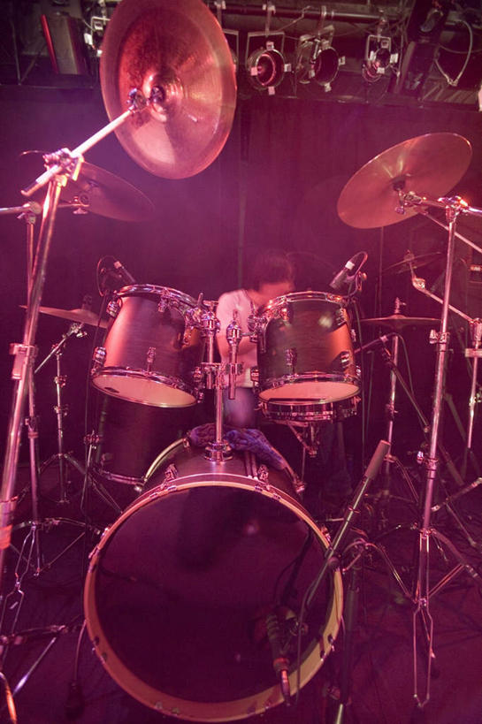 东方人,一个人,酒吧,坐,竖图,室内,白天,正面,照明,亚洲,仅一个男性,仅一个人,阴影,服装,光线,影子,灯光,鼓,架子鼓,乐器,注视,休闲装,黄种人,灯,仅一个年轻男性,衣服,灯具,观察,看,休闲,休闲服,服饰,观看,聚光灯,打击乐器,照亮,察看,照明设备,关注,爵士鼓,男人,男性,年轻男性,亚洲人,坐着,半身,彩图,酒吧间,酒馆