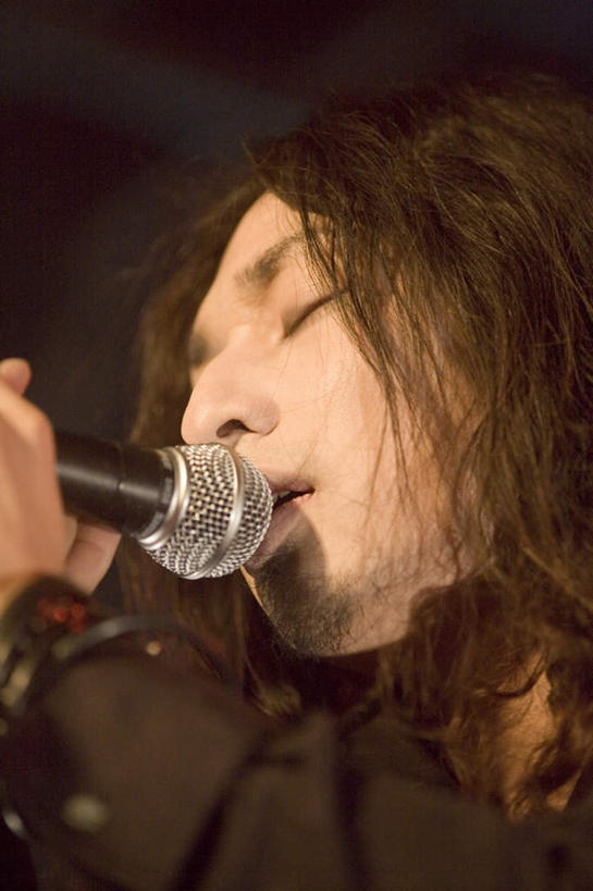 东方人,一个人,歌唱家,站,闭眼,竖图,室内,特写,白天,正面,照明,亚洲,仅一个男性,仅一个人,阴影,服装,朦胧,模糊,光线,影子,灯光,拿,拿着,注视,休闲装,黄种人,灯,仅一个年轻男性,衣服,话筒,灯具,观察,看,站着,休闲,休闲服,唱歌,服饰,观看,聚光灯,照亮,察看,麦克风,照明设备,关注,扩音器,演唱,传声器,微音器,男人,男性,年轻男性,亚洲人,歌手,闭眼睛,闭着眼,闭着眼睛,站立,半身,彩图