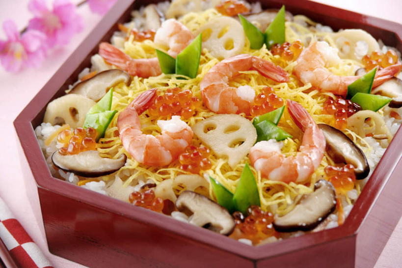 点心,海鲜,汤团,盒饭,米饭,无人,横图,俯视,室内,特写,白天,烹饪,桌面,桌子,切片,阴影,光线,木制,便当,木盒,影子,菌菇,蘑菇,虾,鱼卵,日本料理,料理,食品,饭,鱼籽,菌类,水产,菜肴,美食,食物,糕点,木制品,容器,藕片,日式料理,中式,食用菌,便捷,佳肴,储藏,五谷,便利,储存,海产品,汤圆,快捷,元宵,弁当,彩图,高角度拍摄,贮存