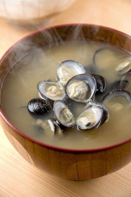 海鲜,无人,竖图,俯视,室内,特写,白天,烹饪,雾,桌面,桌子,贝壳,餐具,阴影,沸腾,光线,木制,蒸汽,影子,日本料理,食品,水蒸气,水产,菜肴,美食,食物,木制品,碗,日式料理,佳肴,海产品,蚌,味噌汤,蒸发,巨蚌,巨蛤,贝类外壳,软体动物外壳,进餐用具,烹调用具,彩图,高角度拍摄