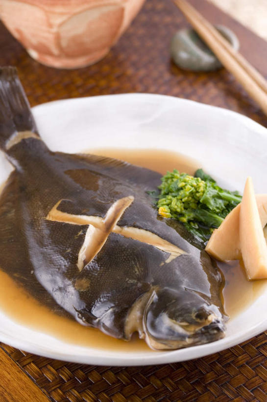 海鲜,无人,竖图,俯视,室内,特写,白天,烹饪,桌面,桌子,比目鱼,餐具,阴影,光线,木制,鱼,碟子,盘,影子,日本料理,食品,水产,菜肴,美食,海洋生物,食物,盘子,木制品,碟,碗,日式料理,佳肴,水生动物,海产品,水生物,海底动物,鲽鱼,彩图,高角度拍摄