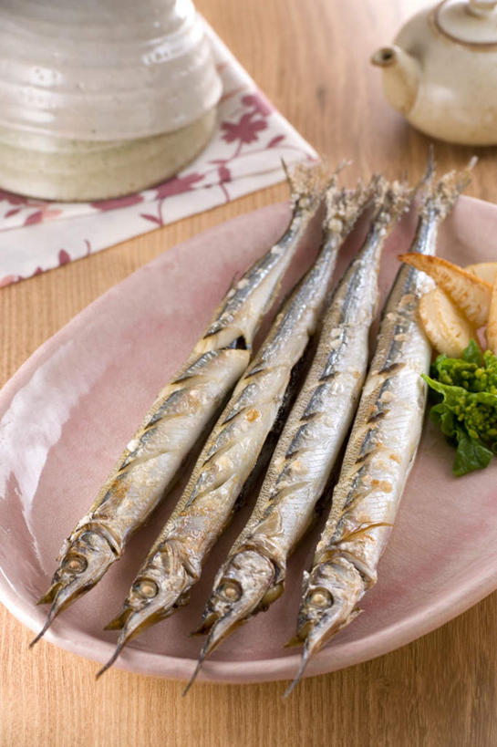 海鲜,无人,竖图,俯视,室内,特写,白天,烹饪,桌面,桌子,一排,阴影,整齐,光线,木制,影子,油炸,日本料理,食品,水产,菜肴,美食,食物,排列,木制品,日式料理,佳肴,针鱼,鱵鱼,队列,海产品,单针鱼,姜公鱼,铜吮鱼,针工鱼,针扎鱼,箴鱼,彩图,高角度拍摄