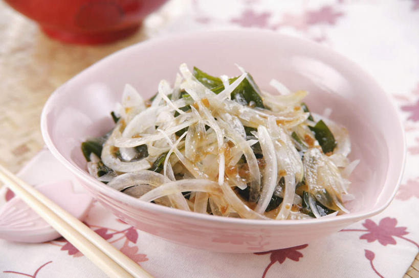 无人,横图,俯视,室内,特写,白天,烹饪,筷子,桌面,桌子,蔬菜,洋葱,餐具,阴影,新鲜,光线,木制,影子,日本料理,食品,文化,传统,切丝,菜肴,美食,食物,木制品,碗,日式料理,佳肴,有机食品,绿色食品,礼节,礼仪,进餐用具,烹调用具,圆葱,洋葱头,球葱,彩图,高角度拍摄