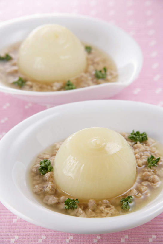 无人,竖图,俯视,室内,特写,白天,烹饪,筷子,桌面,桌子,蔬菜,洋葱,餐具,阴影,新鲜,光线,木制,影子,日本料理,食品,文化,传统,菜肴,美食,食物,木制品,碗,日式料理,佳肴,有机食品,绿色食品,礼节,礼仪,进餐用具,烹调用具,圆葱,洋葱头,球葱,彩图,高角度拍摄