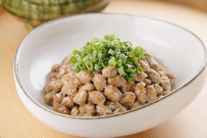 无人,横图,俯视,室内,特写,白天,烹饪,植物,筷子,桌面,桌子,豆,大豆,蔬菜,餐具,阴影,新鲜,光线,木制,影子,葱,豆类,豆子,毛豆,青葱,日本料理,食品,文化,传统,葱末,菜肴,美食,食物,木制品,碗,日式料理,佳肴,有机食品,绿色食品,礼节,礼仪,豆科,枝豆,进餐用具,烹调用具,黄豆,彩图,高角度拍摄