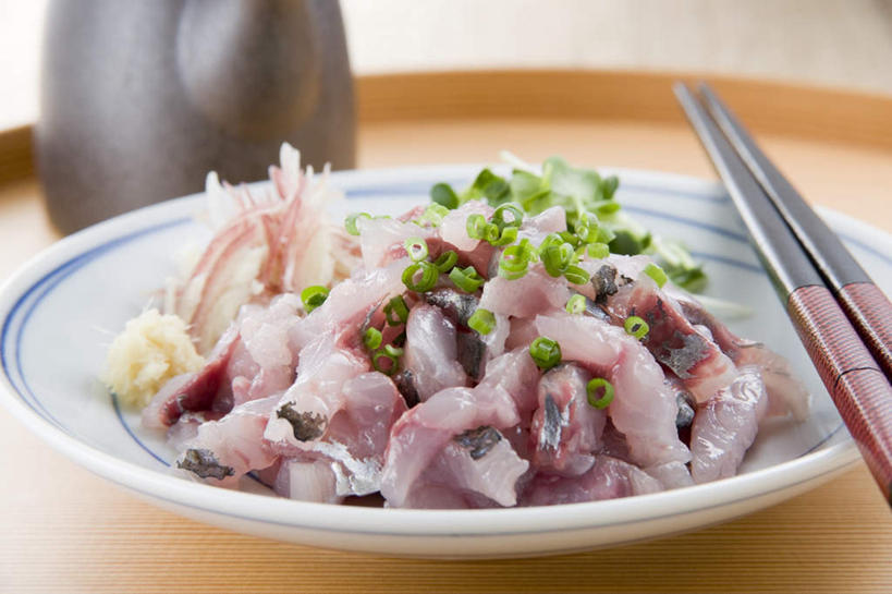 生鱼片,无人,横图,俯视,室内,特写,白天,烹饪,筷子,桌面,桌子,蔬菜,餐具,切片,阴影,新鲜,光线,木制,碟子,壶,盘,影子,葱,青葱,肉,鱼肉,日本料理,鱼片,食品,文化,传统,葱末,菜肴,美食,肉类,水壶,食物,盘子,茶壶,木制品,碟,日式料理,佳肴,有机食品,绿色食品,礼节,礼仪,肉食,沙西米,进餐用具,彩图,高角度拍摄,刺身