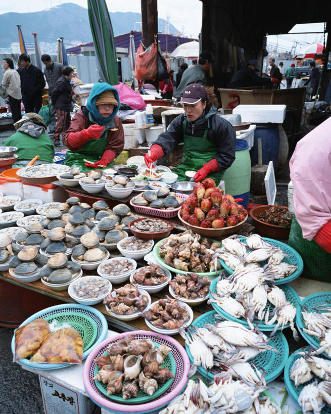 海鲜,蟹,东方人,两个人,渔夫,坐,交叉,竖图,室外,白天,正面,旅游,度假,筷子,竹子,餐具,帽子,釜山,韩国,亚洲,一排,戴,竹制,服装,整齐,编织,螃蟹,篮子,食品,海螺,拿,拿着,注视,休闲装,黄种人,文化,娱乐,运动帽,传统,水产,食物,排列,衣服,竹篮,碗,观察,看,享受,休闲,休闲服,鸭舌帽,放松,服饰,观看,竹条,礼节,交织,戴着,察看,竹制品,队列,关注,海产品,礼仪,东亚,大韩民国,釜山市,釜山广域市,广域市,穿插,年轻女性,女人,女性,亚洲人,捕鱼人,打鱼人,进餐用具,烹调用具,坐着,半身,彩图