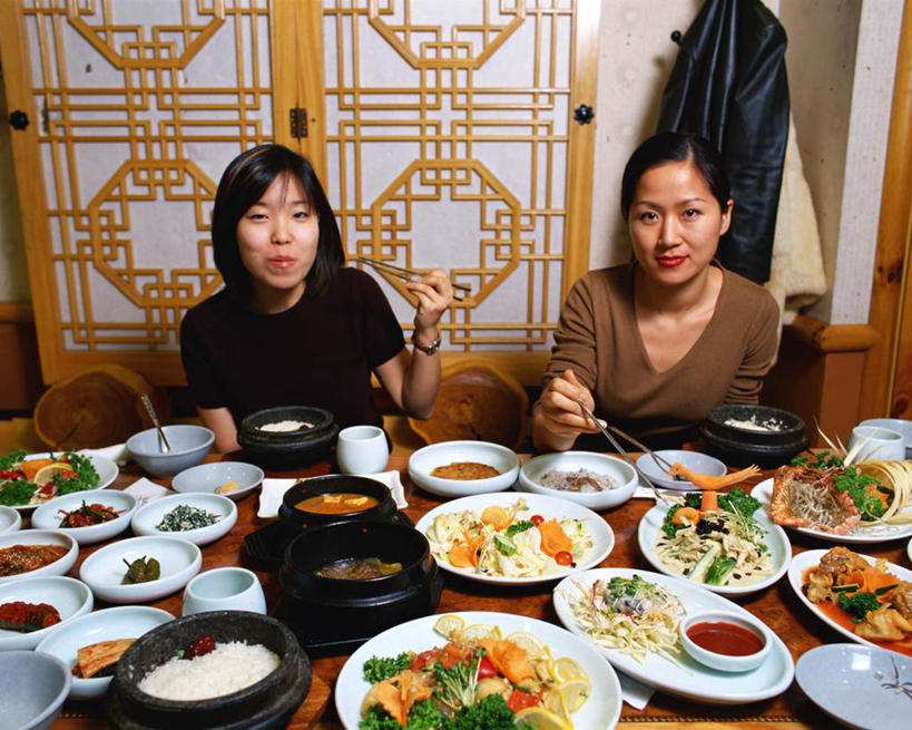 东方人,两个人,伙伴,朋友,坐,横图,室内,白天,正面,烹饪,友谊,餐桌,筷子,桌子,餐具,亚洲,阴影,服装,光线,影子,料理,食品,拿,拿着,注视,休闲装,黄种人,文化,传统,菜肴,美食,食物,衣服,碗,观察,看,休闲,休闲服,服饰,佳肴,餐台,观看,礼节,察看,关注,石锅拌饭,韩国料理,礼仪,友情,年轻女性,女人,女性,亚洲人,进餐用具,烹调用具,坐着,半身,彩图