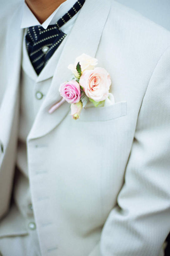 东方人,一个人,新郎,坐,竖图,室外,白天,正面,婚纱,婚礼,快乐,亚洲,仅一个男性,仅一个人,阴影,庆祝,盛开,光线,影子,胸花,结婚,花蕾,注视,黄种人,花,花瓣,花朵,鲜花,仅一个年轻男性,花苞,花蕊,观察,看,喜庆,观看,纪念,察看,关注,男人,男性,年轻男性,亚洲人,坐着,半身,彩图,婚礼服,礼服,高兴