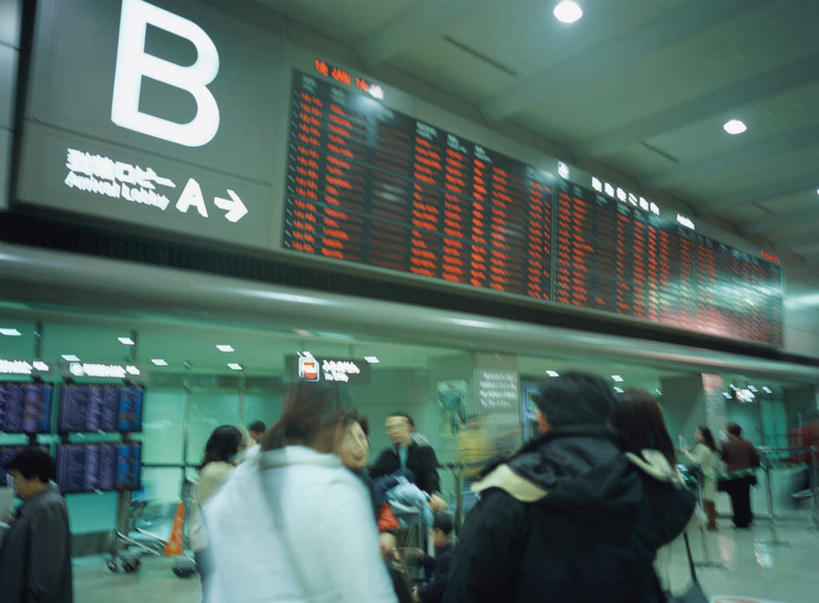 东方人,机场,站,横图,室内,白天,旅游,度假,显示器,飞机场,亚洲,阴影,服装,光线,屏幕,影子,注视,休闲装,黄种人,娱乐,显示屏,背面,衣服,观察,看,站着,享受,休闲,休闲服,放松,服饰,观看,察看,关注,输出设备,航班时刻表,亚洲人,航空站,空港,玩耍,站立,半身,彩图