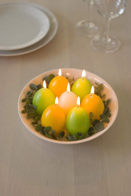 无人,竖图,俯视,室内,特写,白天,桌面,桌子,杯子,餐具,蜡烛,复活节,阴影,节日,庆祝,光线,木制,碟子,高脚杯,火焰,盘,影子,蛋,鸡蛋,红酒杯,燃烧,文化,玻璃制品,盘子,酒杯,木制品,碟,庆典,纪念,彩蛋,复活节彩蛋,玻璃杯,彩图,高角度拍摄