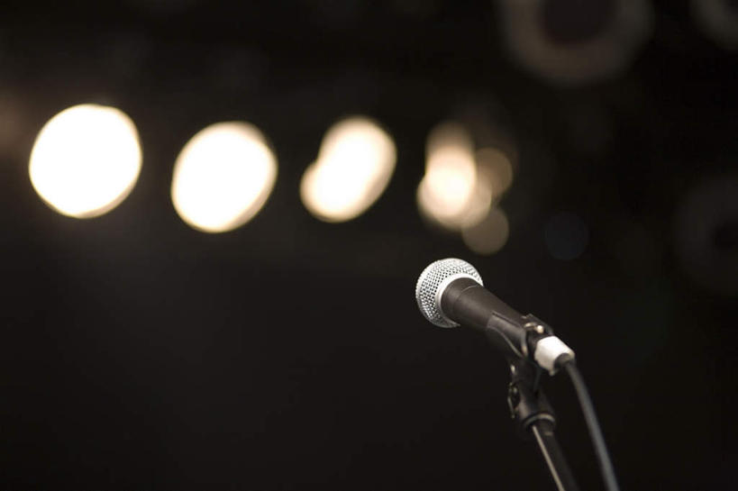 无人,横图,室内,特写,白天,正面,静物,阴影,朦胧,模糊,光线,影子,灯光,灯,话筒,灯具,射灯,麦克风,照明设备,扩音器,传声器,微音器,彩图