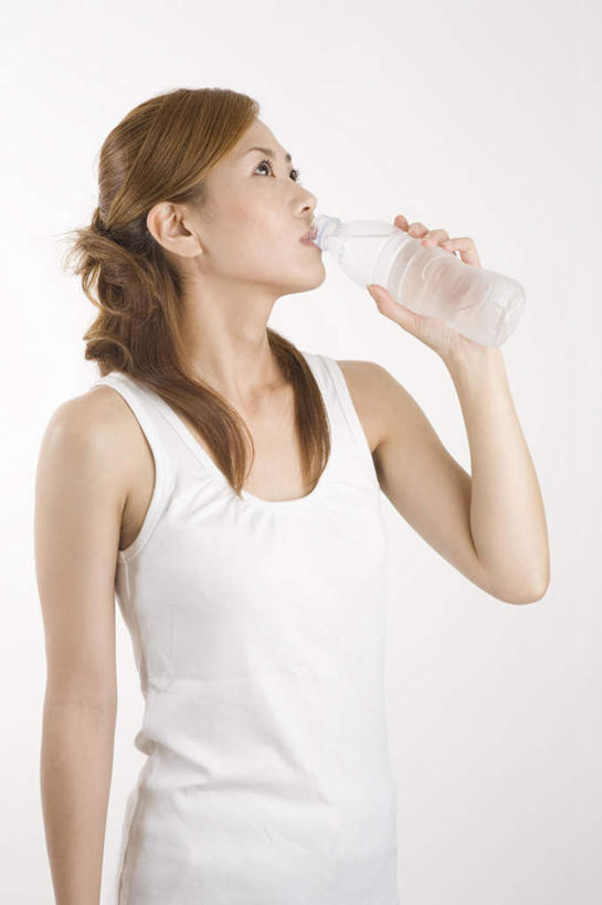 东方人,一个人,站,竖图,室内,白天,白色背景,正面,亚洲,仅一个年轻女性,仅一个女性,仅一个人,喝水,阴影,服装,光线,影子,拿,拿着,注视,休闲装,黄种人,衣服,瓶子,塑料制品,观察,看,站着,休闲,休闲服,塑料瓶,摄影,服饰,影棚,观看,察看,关注,年轻女性,女人,女性,亚洲人,抬头,仰头,站立,半身,彩图,影棚拍摄,拍摄