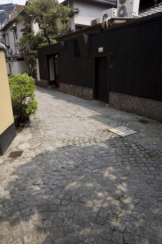 无人,家,竖图,室外,白天,正面,旅游,度假,植物,道路,路,东京,日本,亚洲,阴影,光线,影子,房屋,屋子,小路,交通,新宿,娱乐,楼房,住宅,树,树木,绿色,阳光,自然,享受,休闲,放松,生长,成长,东亚,本州,关东地方,本州岛,日本国,东京都,新宿区,县厅,东京市,神乐坂,彩图,房子