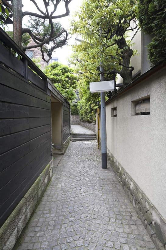 无人,家,竖图,室外,白天,正面,旅游,度假,植物,道路,路,东京,日本,亚洲,阴影,电力,光线,电线,线,影子,房屋,屋子,小路,电能,交通,新宿,线路,娱乐,楼房,住宅,树,树木,绿色,阳光,自然,享受,休闲,放松,生长,成长,电,电源,电源线,能量,东亚,本州,关东地方,本州岛,日本国,东京都,新宿区,县厅,东京市,神乐坂,彩图,房子