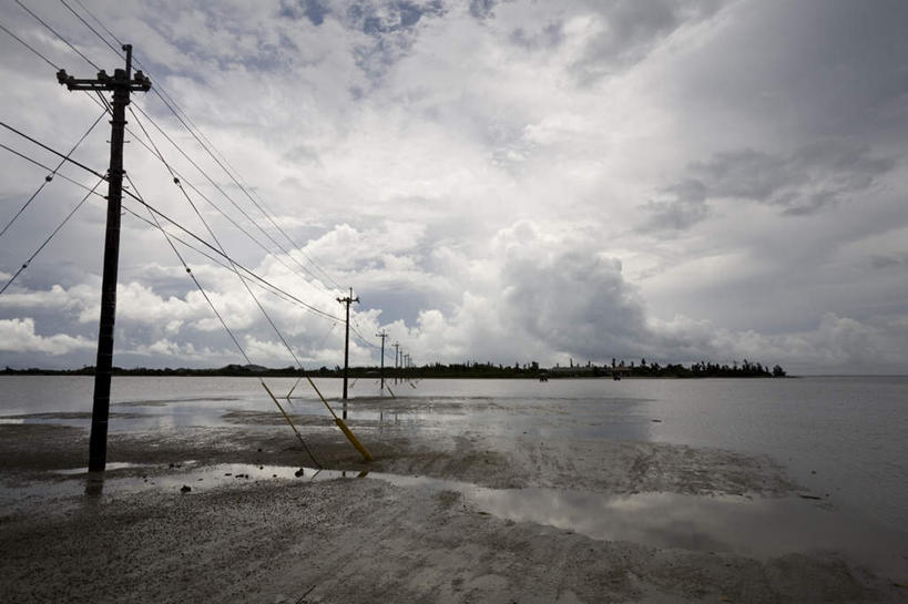 无人,横图,室外,白天,正面,旅游,度假,海浪,海洋,美景,森林,树林,植物,日本,亚洲,阴影,电力,光线,电线,电线杆,线,影子,景观,浪花,水平线,云,云朵,辽阔,电能,海平线,线路,云彩,娱乐,冲绳,树,树木,绿色,白云,阳光,自然,海水,享受,休闲,广阔,景色,放松,生长,成长,电,一望无际,电源,冲绳县,自然风光,能量,海景,东亚,琉球群岛,日本国,九州地方,八重山群岛,无边无际,一马平川,西表岛,大海,风浪,海,海水的波动,近岸浪,涌浪,彩图,水天相接,水天一线