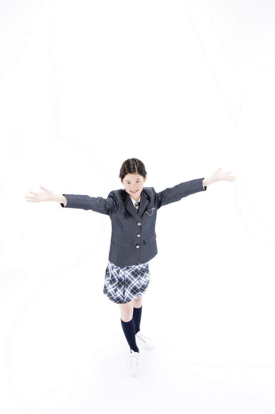 东方人,一个人,站,伸展双臂,竖图,俯视,室内,白天,制服,亚洲,仅一个年轻女性,仅一个女性,仅一个人,阴影,服装,光线,影子,注视,黄种人,观察,看,站着,校服,观看,察看,关注,学生服,年轻女性,女人,女性,亚洲人,敞开双臂,伸开双臂,展开双肩,站立,张开手臂,张开双臂,彩图,高角度拍摄,全身