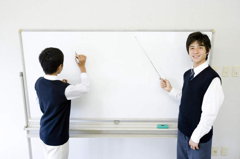 东方人,背部,两个人,伙伴,朋友,站,横图,室内,白天,正面,制服,友谊,亚洲,阴影,服装,光线,影子,拿,拿着,注视,黄种人,黑板,观察,看,站着,同学,校服,观看,察看,关注,学生服,教棒,友情,男人,男性,年轻男性,亚洲人,站立,半身,彩图