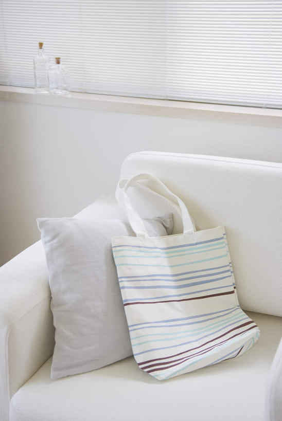 无人,客厅,竖图,室内,白天,正面,靠垫,沙发,静物,阴影,光线,影子,靠枕,袋,玻璃制品,玻璃瓶,瓶子,垫子,枕头,百叶帘,起居室,编织袋,布艺沙发,彩图