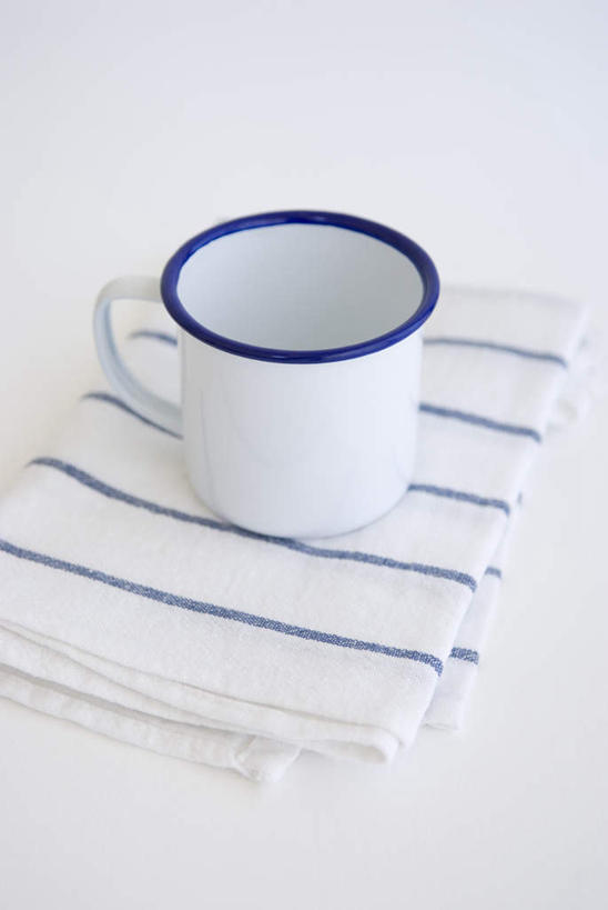 无人,竖图,俯视,室内,特写,白天,白色背景,静物,杯子,阴影,条纹,光线,影子,陶瓷,陶瓷制品,抹布,一个,蓝色,白色,马克杯,水杯,摄影,影棚,单个,彩图,高角度拍摄,影棚拍摄,拍摄