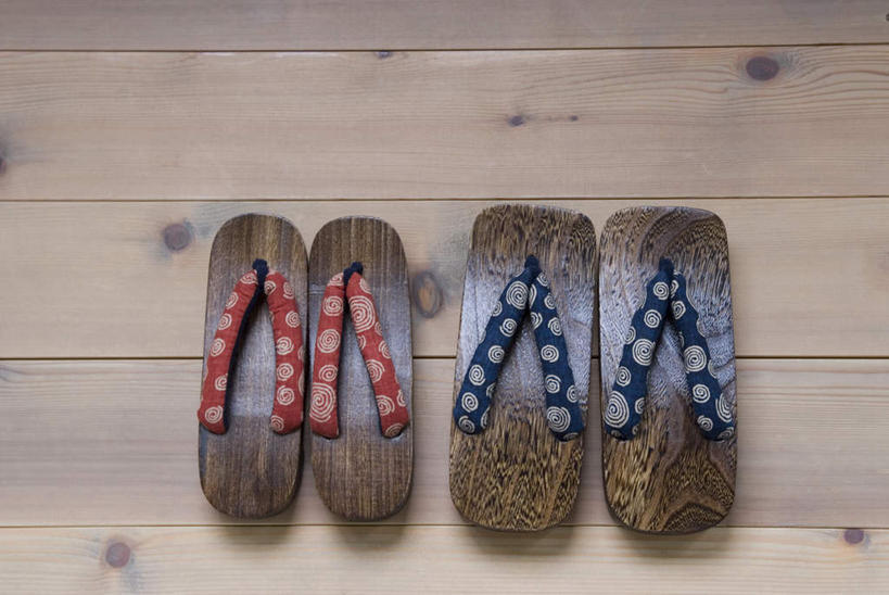 无人,横图,俯视,室内,特写,白天,地板,静物,鞋子,日本,阴影,花纹,装饰,光线,图案,影子,地面,两双,木屐,木地板,红色,蓝色,华丽,修饰,点缀,木鞋,衬托,美观,雅致,雅观,彩图,高角度拍摄,人字拖,人字拖鞋