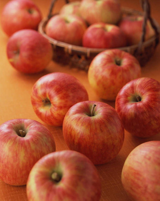 无人,交叉,竖图,俯视,室内,特写,白天,竹子,苹果,水果,阴影,竹制,新鲜,编织,光线,篮子,影子,生食,食品,果实,食物,红色,竹篮,摄影,有机食品,绿色食品,影棚,竹条,交织,竹制品,穿插,彩图,高角度拍摄,影棚拍摄,拍摄